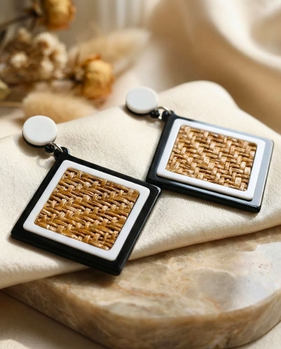 Przejdź do produktu Geometryczne kolczyki ze słomkowym splotem