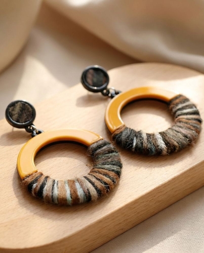 Przejdź do produktu Artystyczne kolczyki z przędzą