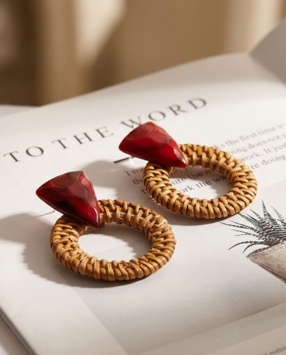 Przejdź do produktu Kolczyki Rattanowe z Bordowym Drewnianym Akcentem